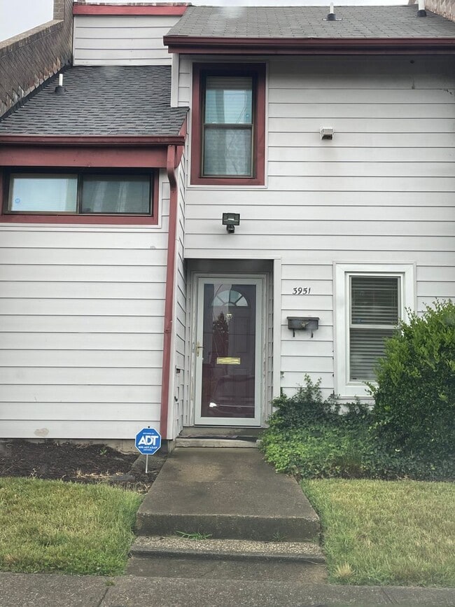 Building Photo - Available Now! 2 Bed, 1.5 Bath Townhome | ...