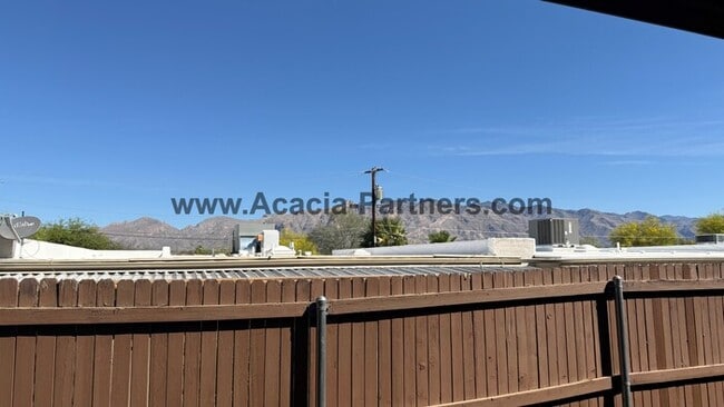 Building Photo - Three bedroom townhome with community pool