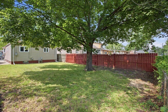 Building Photo - 1663 Wilson Ave