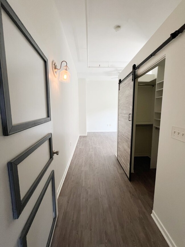 Building Photo - Modern 2-Bedroom Downtown KC Condo with Pa...