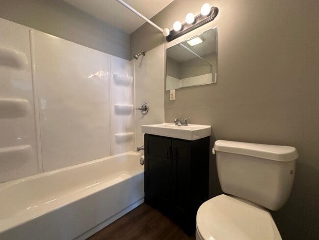 Building Photo - 1807 N Underhill St