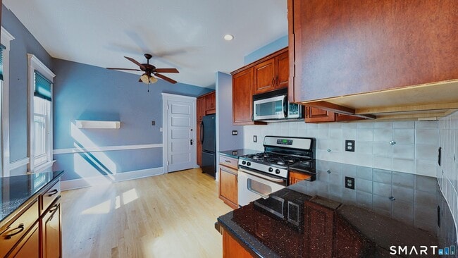 Building Photo - 134 Mansfield St