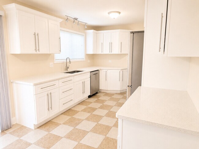 Building Photo - 320 Thistle Dr