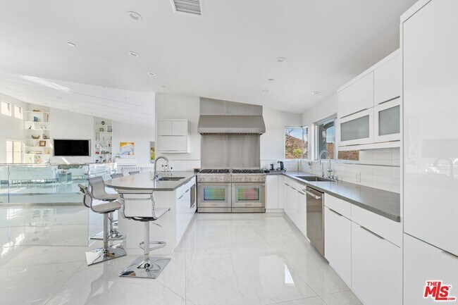 Building Photo - 28405 Via Acero
