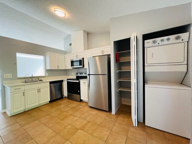 Building Photo - 2 Bedroom UCF Duplex