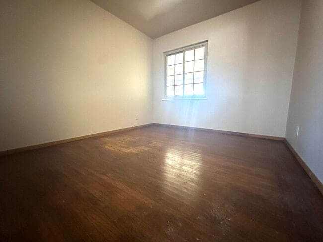 Building Photo - Lovely 3 Bed, 1 Bath with large backyard