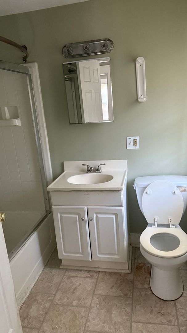 Building Photo - Large 2 bedroom home available now!