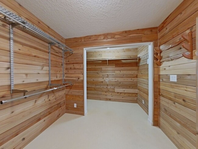 Building Photo - Huge 5 Bedroom Cabin-Style Home on 2+ Wood...