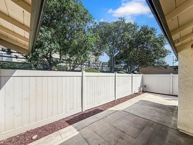 Building Photo - Nice 2B/2BA w/ Private Patio, A/C, Washer/...
