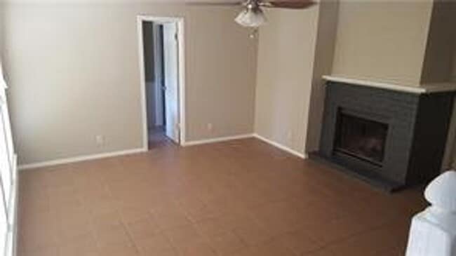 Building Photo - 507 Algerita Dr