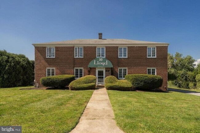 Building Photo - 10 Lloyd Ave