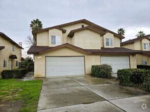 Building Photo - Spacious 3 bedroom 2.5 bathroom.