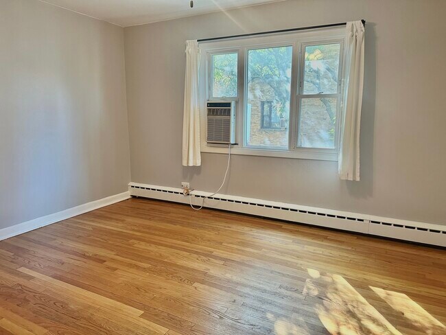 Building Photo - 1555 Monroe Ave