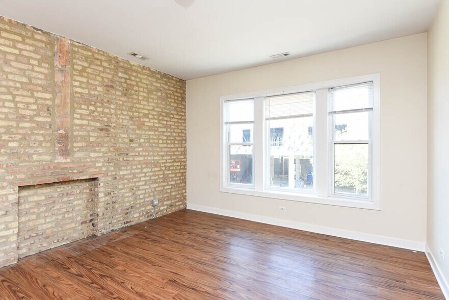 Building Photo - 3550 W Lawrence Ave