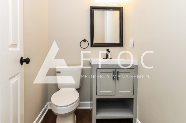 Building Photo - 634 S Elm St