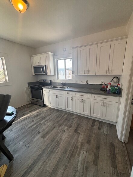 Building Photo - 2515 S Catalina St