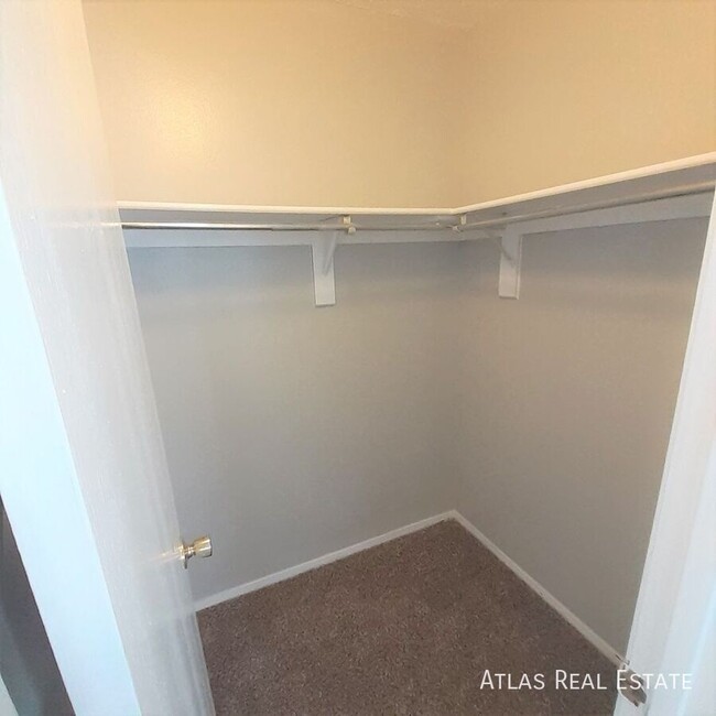 Building Photo - Beautiful NEWLY RENOVATED 2 bedroom in the...