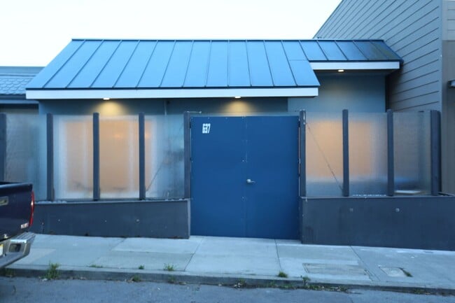 Building Photo - Spacious three-story 4BR/3BA single family...