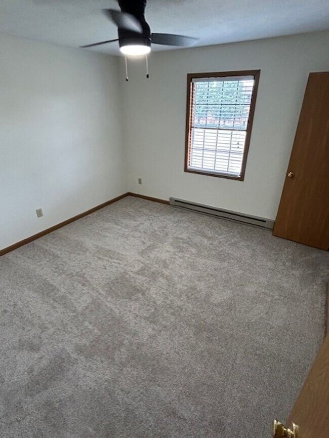 Building Photo - Updated 2 Bedroom and 1.5 Bath Townhome - ...