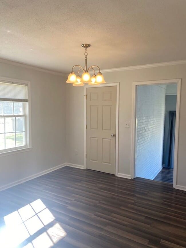 Building Photo - 3 bed 2 bath Brick Ranch