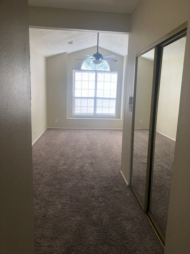 Building Photo - 2621 Sandia Loop NE