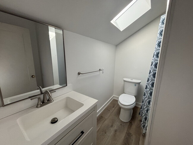 Building Photo - Recently remodeled vintage home in the hea...