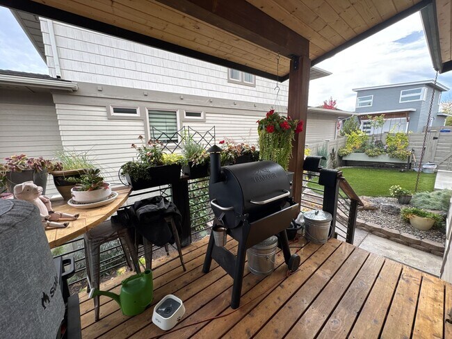Building Photo - FULLY FURNISHED ALL-INCLUSIVE STUNNING HOM...