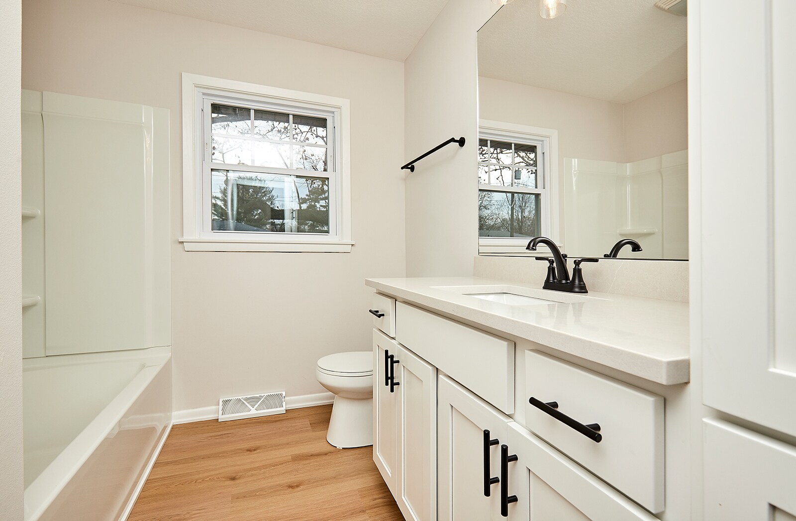 Building Photo - 409 SW Ash Dr