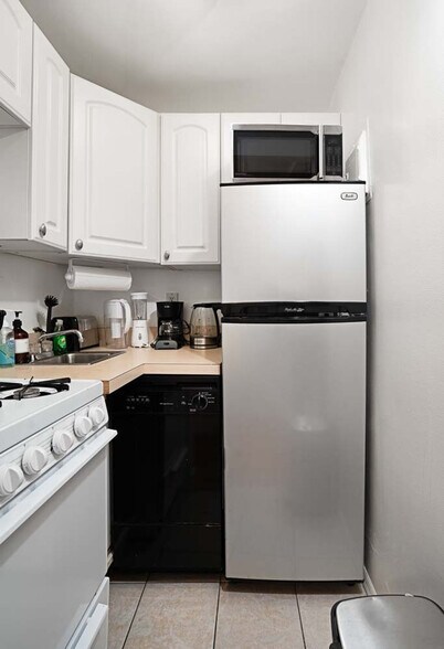 Building Photo - 328 E 74th St