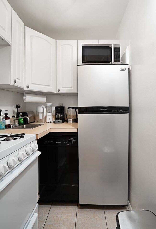 Building Photo - 328 E 74th St