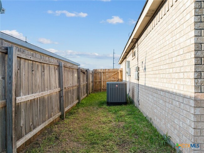 Building Photo - 4203 Fieldcrest Dr