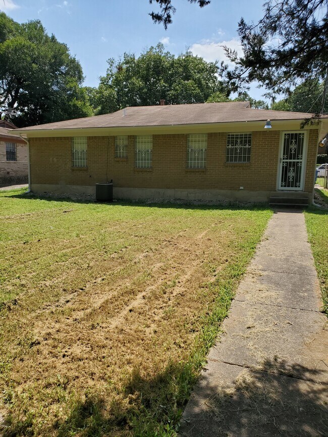 Building Photo - 1534 Harlandale Ave