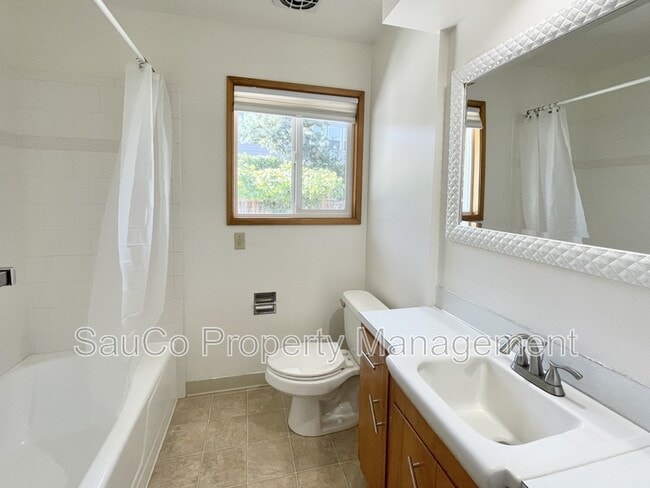 Building Photo - 5751 NE Lisbon Way