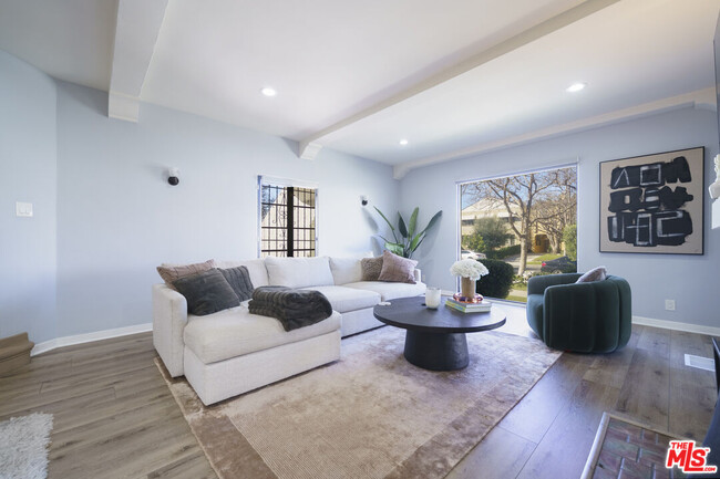 Building Photo - 1032 Masselin Ave