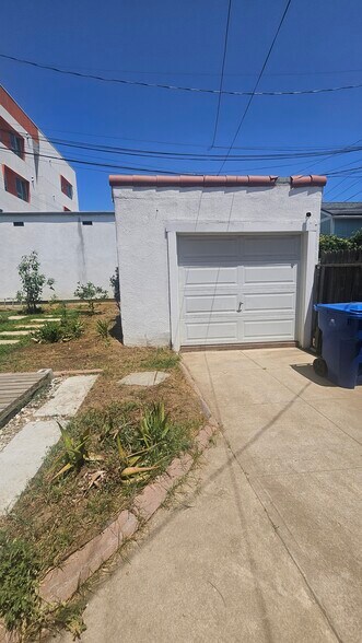 Building Photo - 1034 N Kenmore Ave