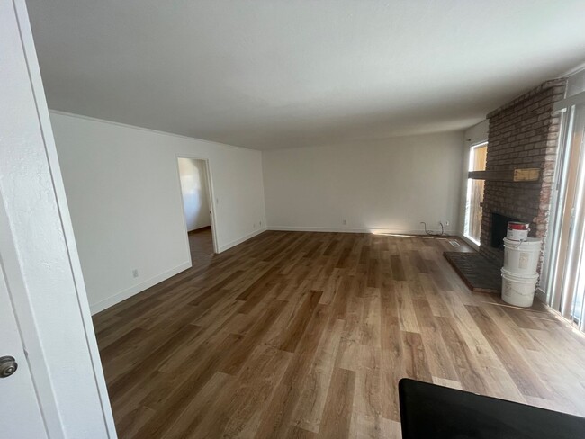 Building Photo - 5 bedroom Pet Friendly remodeled home in P...