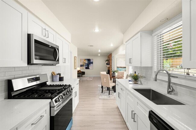 Building Photo - 3205 Santa Monica Dr