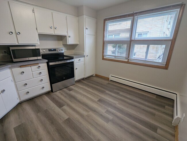 Building Photo - Newley Remodeled 1bed 1bath located near the Vilas neighborhood and hospitals