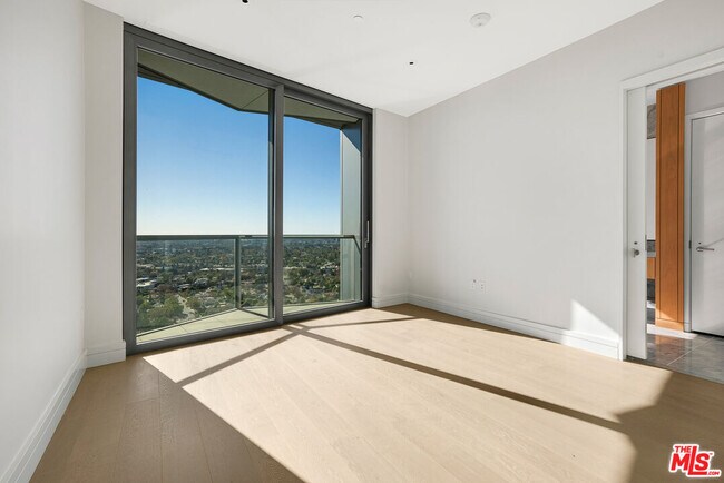 Building Photo - 211 Elm Ct