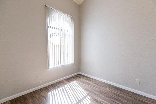 Building Photo - Beautiful 2 bedroom 2 bathroom with private patio in Glendale!