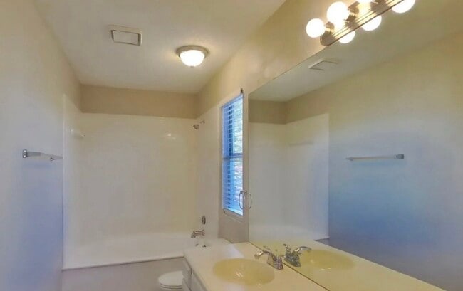 Building Photo - Modern 3-Bedroom Sanctuary in a Sought-After Location