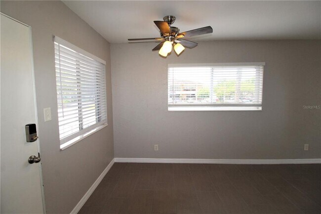 Building Photo - 3001 Bee Ridge Rd