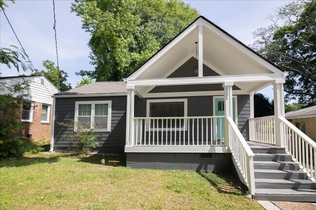 Primary Photo - Newly Renovated 3/2 Feet From Atlanta Belt...