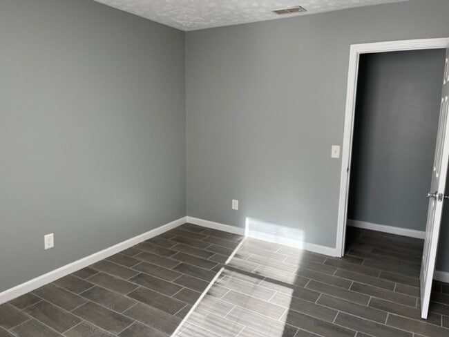 Building Photo - 109 Oak Park Ct