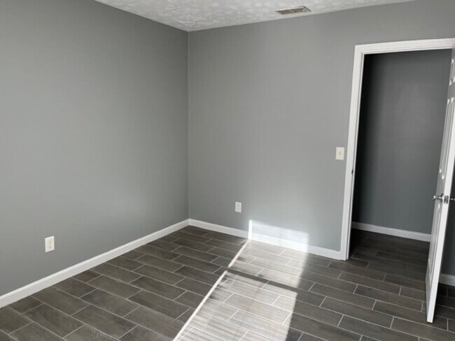 Building Photo - Updated 2BR/1.5BA Duplex | Lawn Care & Trash Included