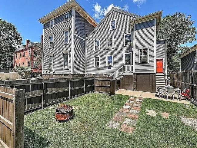 Building Photo - 17 Thayer St