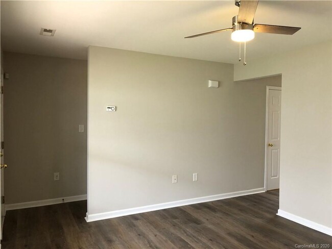 Building Photo - Two Bedroom Townhouse in Sherrills Ford wi...