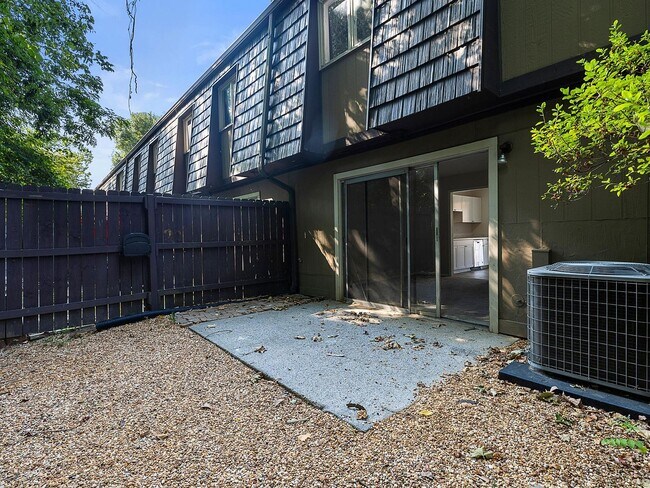 Building Photo - 1189 Ashborough Dr