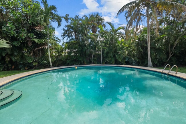 Building Photo - 2608 NE 12th St