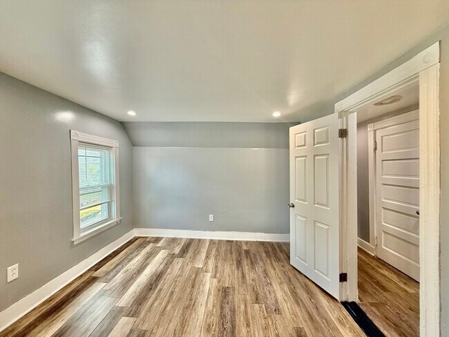 Building Photo - 10 Clark St